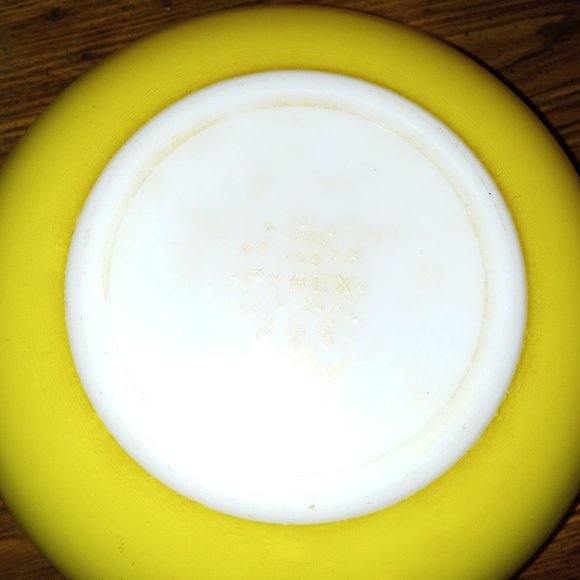 Mixing bowl Pyrex Yellow Vintage 1940's Over 3#'s 10"s across Pre-Loved - Picture 5 of 10